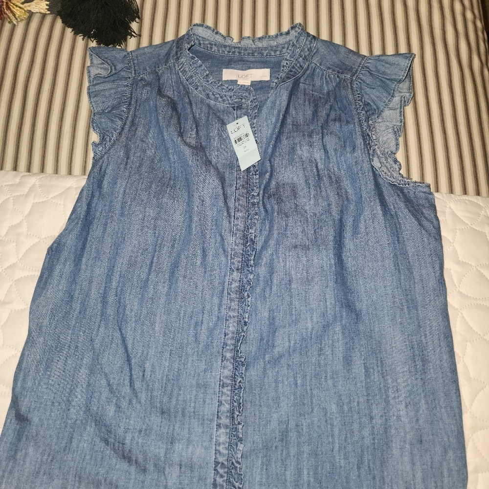 BRAND NEW Ann Taylor Loft Adorable Denim Ruffle Sleevless Top Medium - Picture 2 of 3